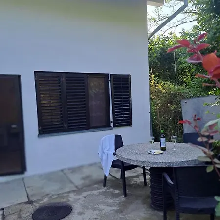 Tesla Vikendica Semesterbostad Novi Ledinci